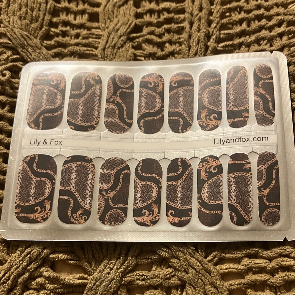 Lily and Fox nail wraps